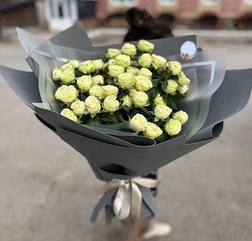 Букет Белые кустовые розы Солинеро в Нюксенице