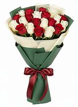Букет Микс из красных и белых роз в Нюксенице