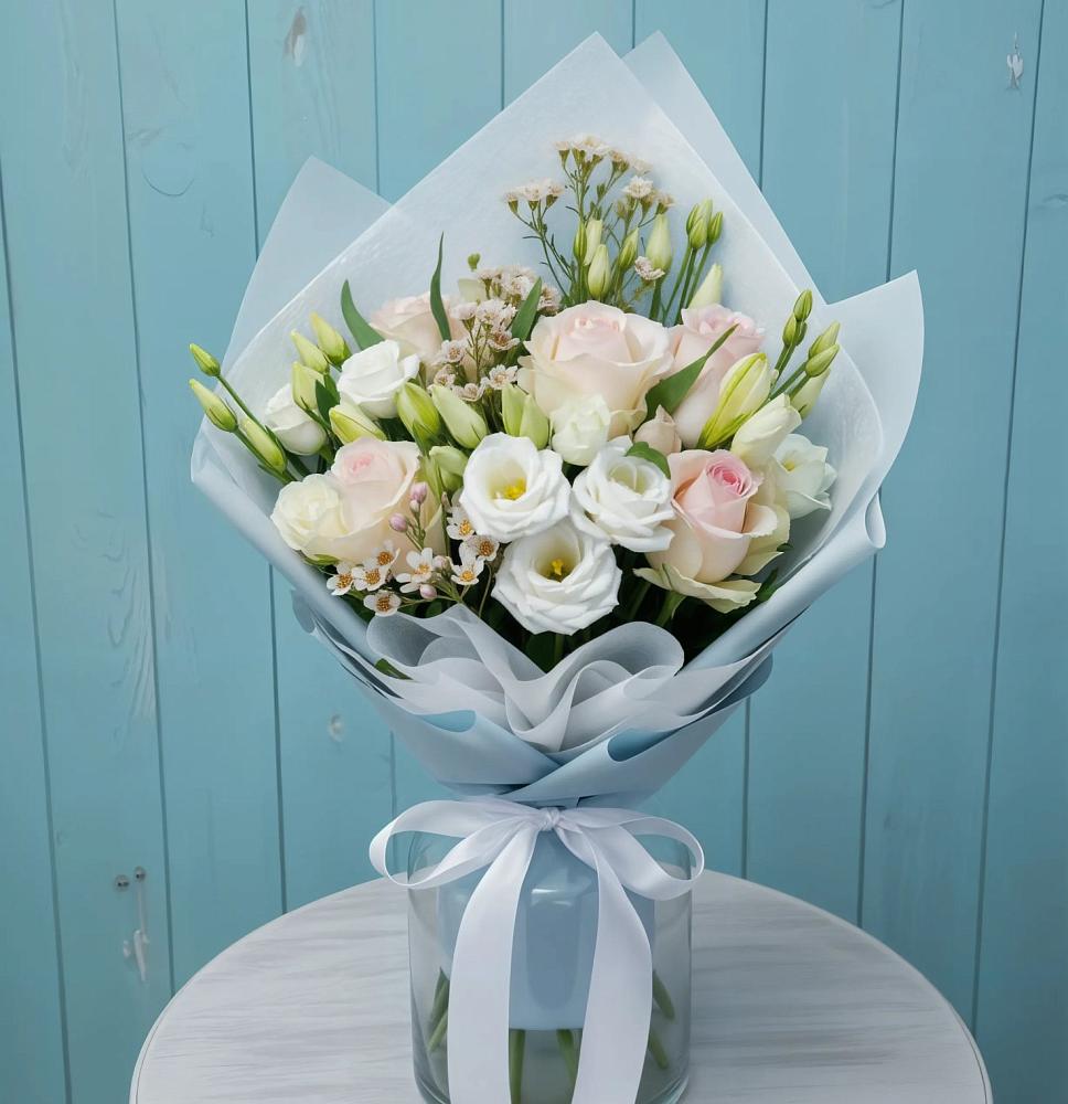 Букет цветов из: Розы и Лизиантусы в Нюксенице