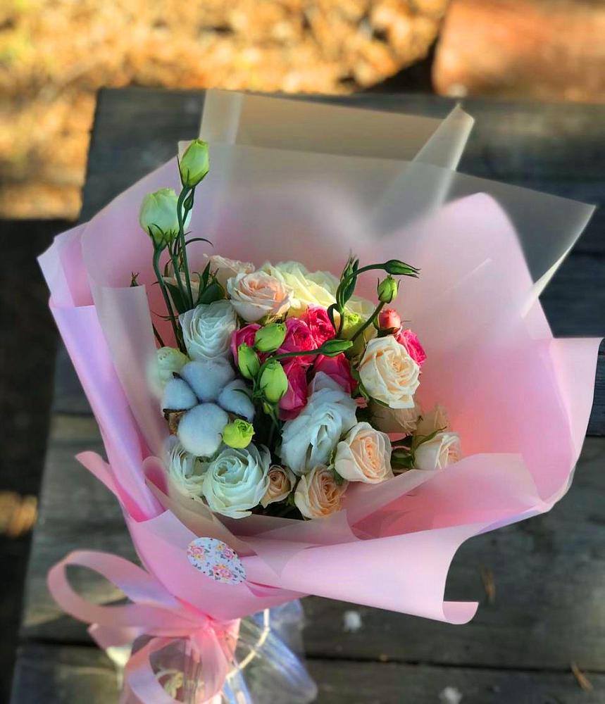 Букет цветов из: Розы и Лизиантусы в Нюксенице