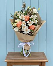 Букет цветов из:  Альстромерии, Лизиантусы, Розы и Хризантемы в Нюксенице