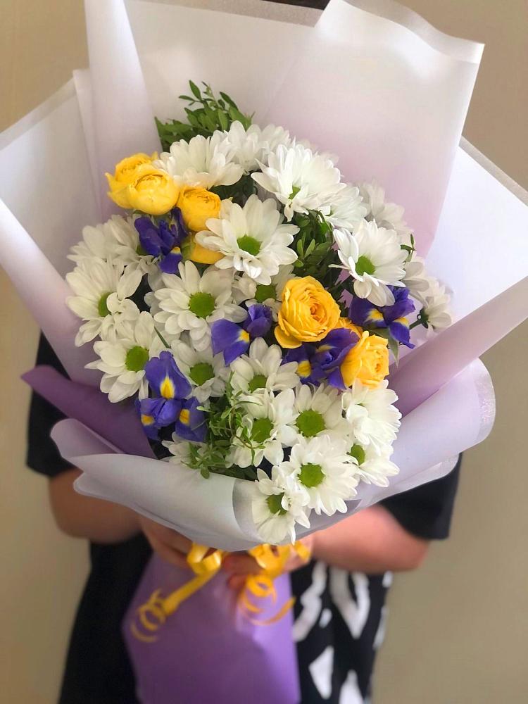 Букет цветов из: Ирисы, Хризантемы и Розы в Нюксенице