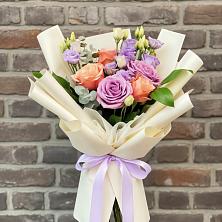 Букет цветов из:  Лизиантусы и Розы в Нюксенице