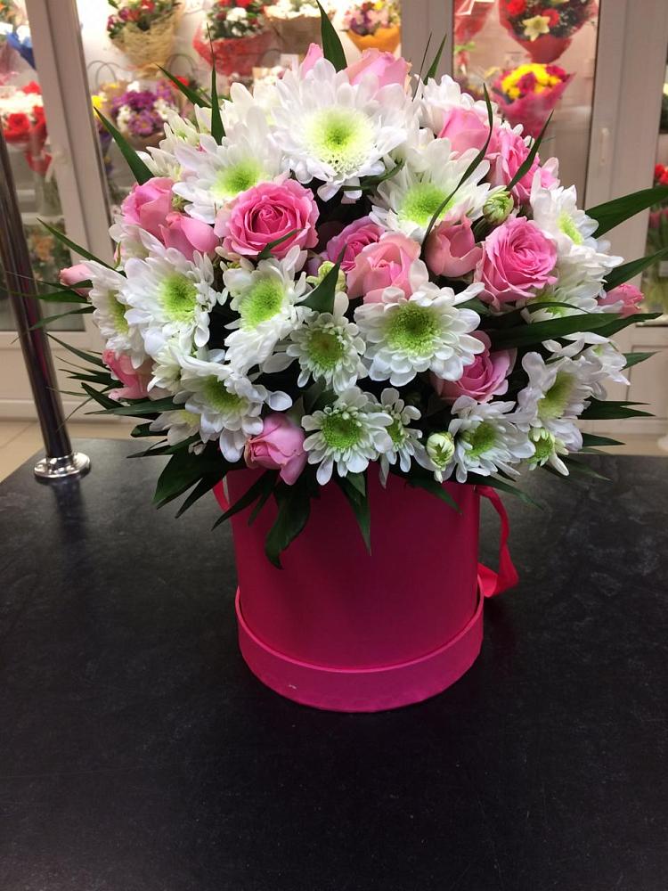 Цветочная композиция из Розы и Хризантемы в шляпной коробке в Нюксенице