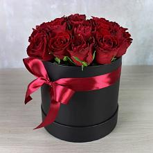 Цветочная композиция из Розы в шляпной коробке в Нюксенице