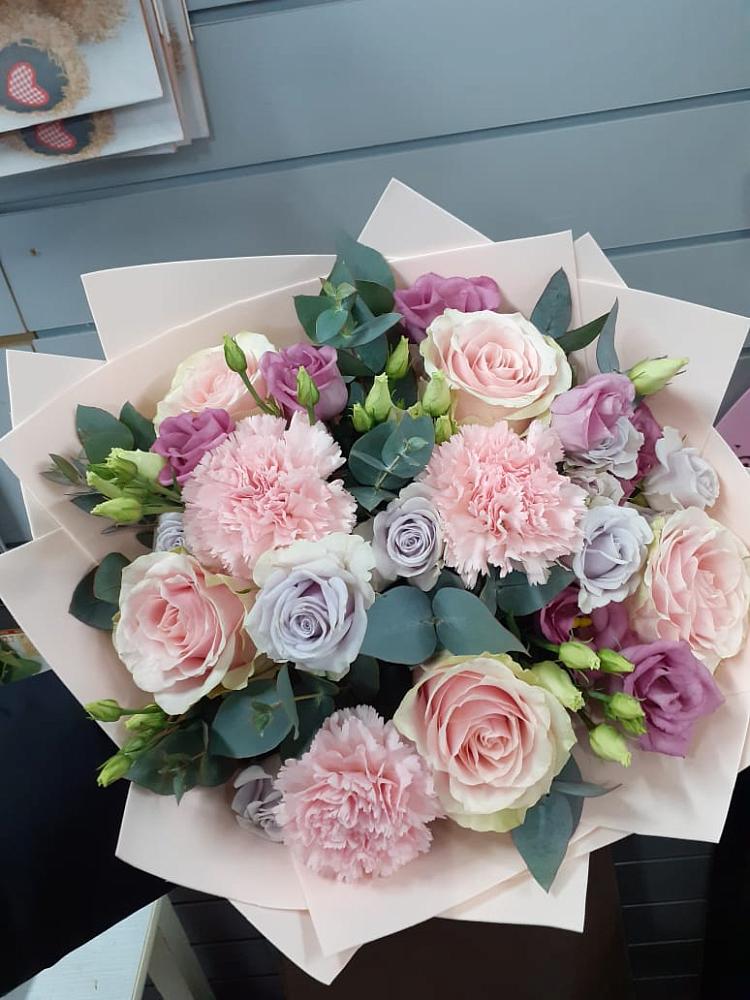 Букет цветов из: Розы, Гвоздики и Лизиантусы в Нюксенице