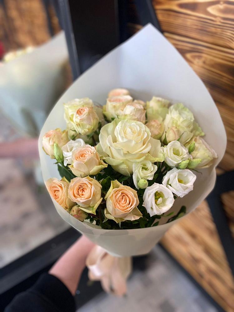 Букет цветов из: Розы и Лизиантусы в Нюксенице